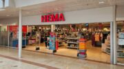 ingang van een winkel van de hema in Utrecht, waar ze goede wijn verkopen