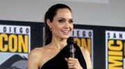 Angelina Jolie op een persconferentie sprekend over haar films