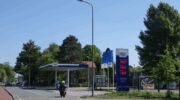 Automobilist die goedkoop tankt in Nederland bij pompstation in Brabant.