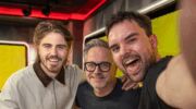 Guus Meeuwis, Maksim Stojanac en Domien Verschuuren tijdens de uitreiking van de Foute Anthem 2025 in de Qmusic-studio.