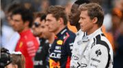 Een shot uit F1: The Movie, met op de voorgrond acteurs Brad Pitt en Damson Idris, en daarachter wat echte coureurs uit de F1 zoals Max Verstappen zelf