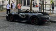 Uitgebrande Porsche 911 Carrera op straat in Parijs.