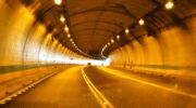 Verlichte auto-tunnel