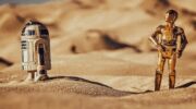 R2-D2 and C-3PO splitting up in a desert in the Star Wars universe door Christian Maass op Unsplash