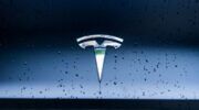 Het logo van een elektrische auto van Tesla