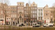 Het gebouw aan de Amsterdamse grachten waarin de woning is geplaatst.