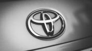 Motorkop van een Toyota met het logo er op