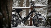 Een elektrische fiets in de sneeuw