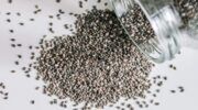 Een potje met chiazaad dat omgevallen is