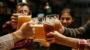 Mensen die proosten met bier