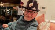 Steven Spielberg met een hoed op