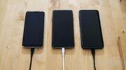 3 telefoons naast elkaar in de oplader