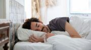 Een man die slaapt