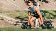 Een sterke man die deadlifts doet