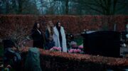 Drie vrouwen en een kind die bij een graf staan in De Instagram moord
