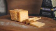 een blokje Parmezaanse kaas in plakjes gesneden