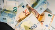 Geld, wat veel mensen betalen voor hun toeslagen.