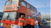 De bekende oranje dubbeldekker die inmiddels al onderweg is richting Amerika.