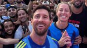 Messi die een selfie maakt met fans.