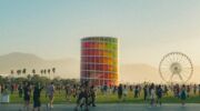 Het festivalterrein van Coachella met het reuzenrad en de regenboogtoren