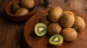 Veel kiwi's op een bord en in een bakje.