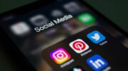 Een telefoonscherm met een mapje social media open.