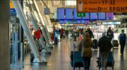 Mensen met hun baggage op Schiphol
