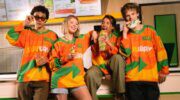 Mensen die het oranje koningsdag ijshockeyshirt van Subway dragen