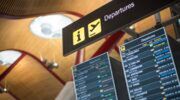Een bord op Schiphol waarop te zien is als een vliegtuig niet vertek, wellicht wegens de kerosineprijs.