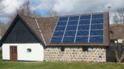Een huis met zonnepanelen, wat invloed heeft op het energielabel en de gasrekening.