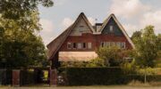 De voorzijde van de villa aan de Amstel.