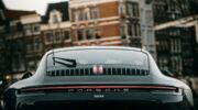 Een Porsche in Nederland, een van de rijkste landen van Europa.