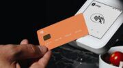 Iemand die gaat pinnen en daarbij wellicht een van de meest voorkomende pincodes van Nederland intoetst.