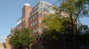 Het universiteitsgebouw waarin een woning te vinden is.