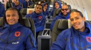 Nathan Aké, Jurriën Timber, Memphis Depay en Virgil van Dijk onderweg met het Nederlands Efltel