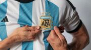 Een trotse Argentijn met een voetbalshirtje aan