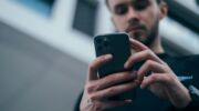 Man met iPhone in zijn hand