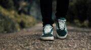 De schoenen van een man die stappen zet
