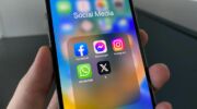 Venster vol social media-apps open op een iPhone (mogelijk om te solliciteren)
