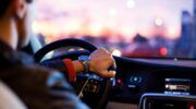 Een man achter het stuur van zijn auto
