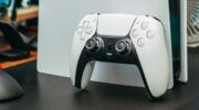 PlayStation 5 en een controller, die je gebruikt als je een PlayStation Plus-abonnement hebt