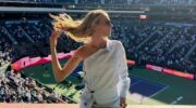 Isidora Pejovic poseert in tennisstadion
