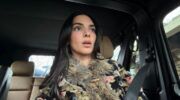 Kendall Jenner in haar auto