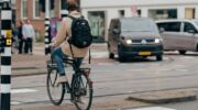 Een jongen die fietst.