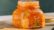 Een pot met kimchi