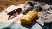 een fles zonnebrand op een handdoek