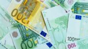 Geld, wat sommige mensen meer krijgen door de hogere kilometervergoeding.