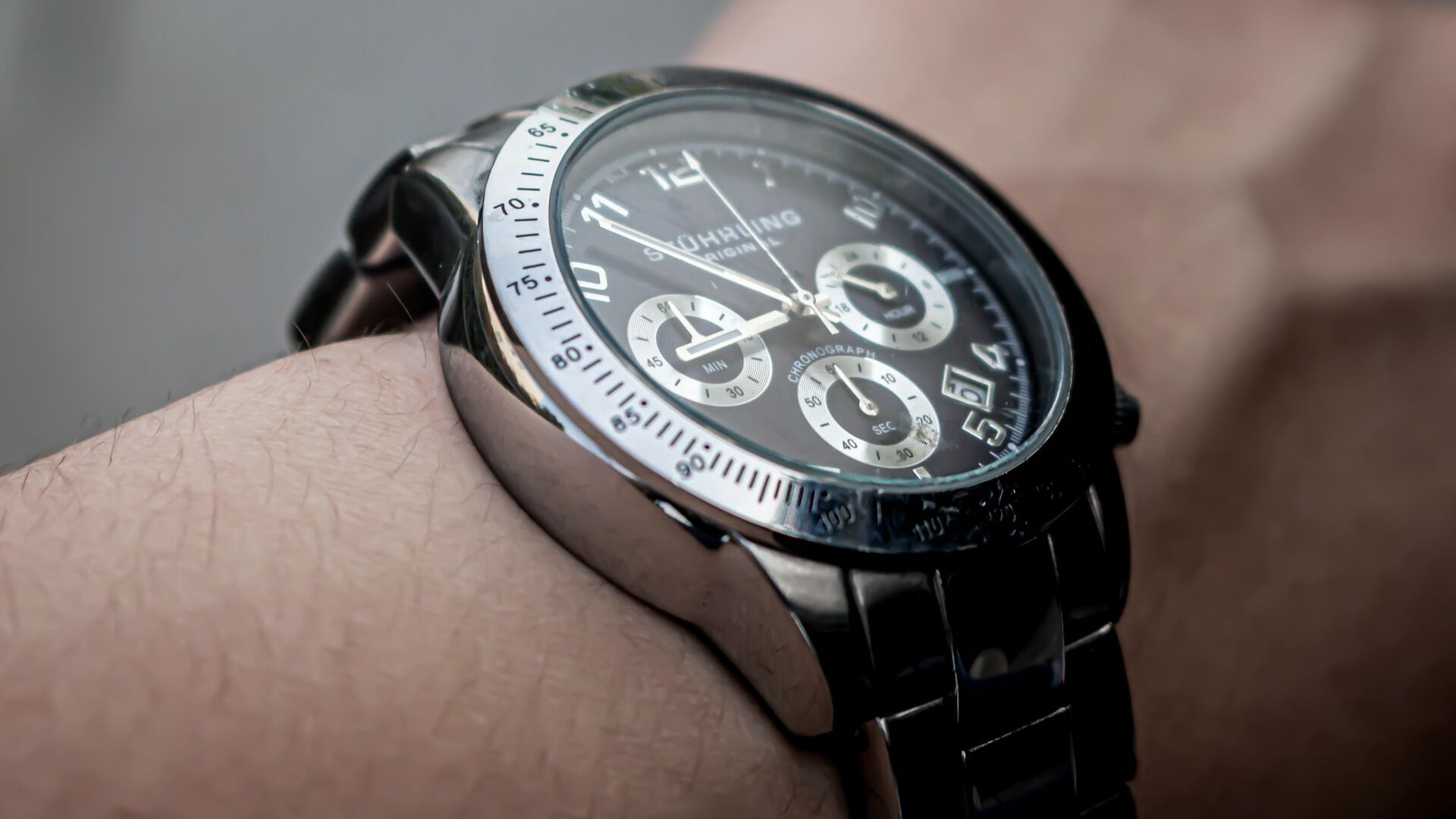 De tijd en datum van je horloge verzetten: de 4 stappen