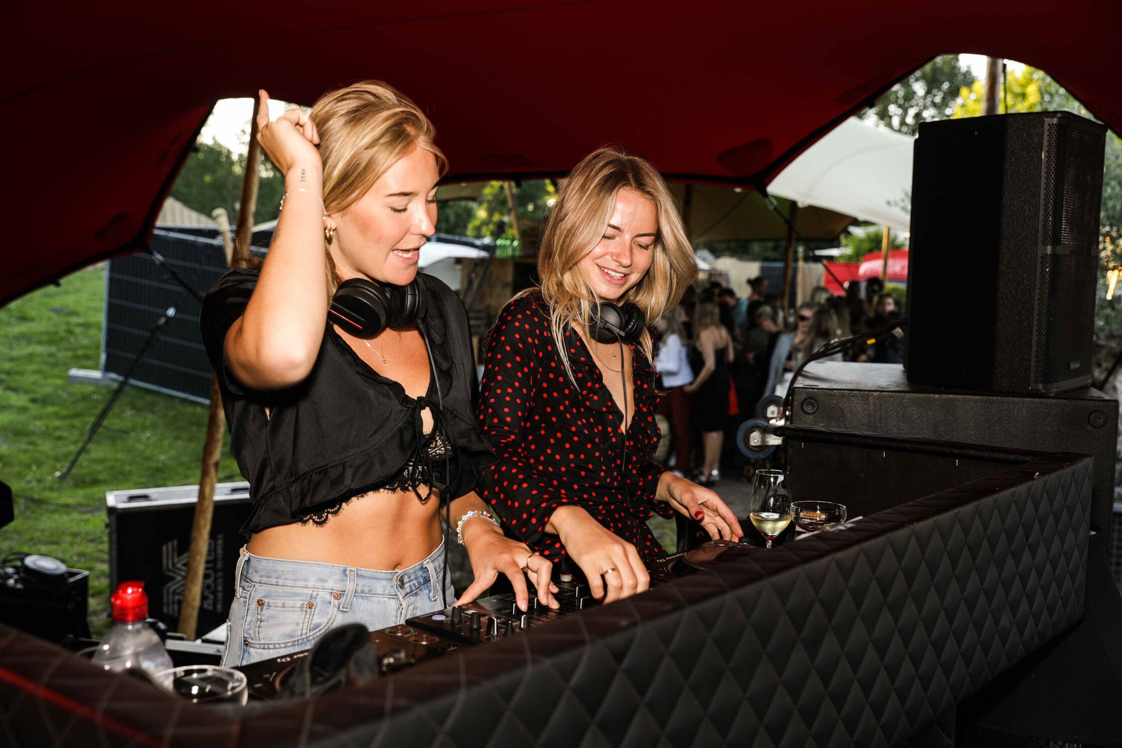 dj chicks