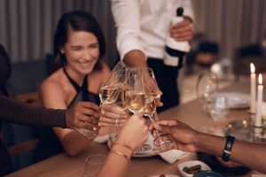 Een groep vrienden die proost met drankjes